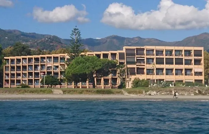 Lucia, Avec Piscine , Vue Et Pied Dans L'eau , Moriani-plage